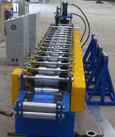 Machine de formage de rouleaux de chemins de câbles