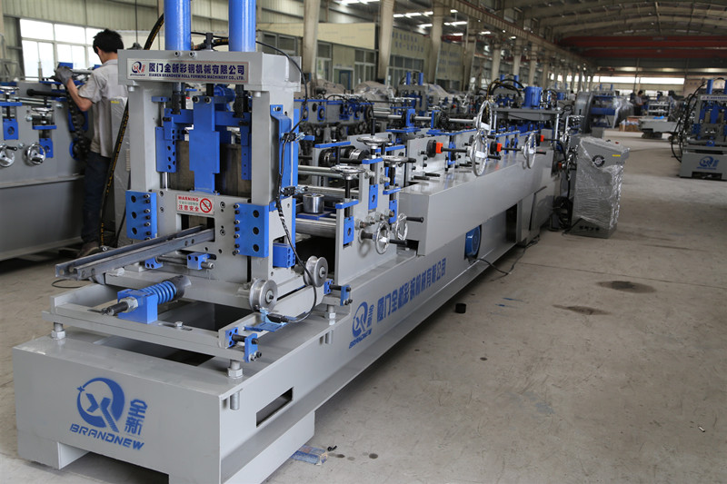 Machine de formage de profilés pour pannes CZ100-300, destinée au Vietnam